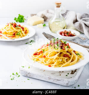 Italienische Pasta Spaghetti Carbonara mit gebratenem Speck, Parmesan und Petersilie auf weißen Teller. Restaurant Essen Consept. Stockfoto