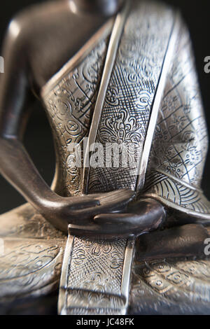 Buddha gefalteten Händen Silber Statue Stockfoto