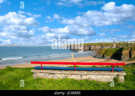 Bank auf einer Klippe mit Blick von Ballybunion Strand Klippen und Schloss Stockfoto