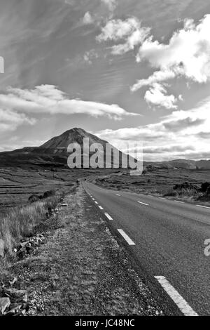 Straße in die Berge Errigal in schwarz und weiß im County Donegal Irland an einem bewölkten Tag Stockfoto