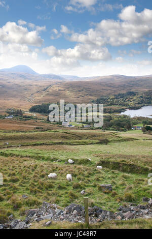 alte Dunlewy Kirche in der schönen Landschaft von Donegal in Irland Stockfoto