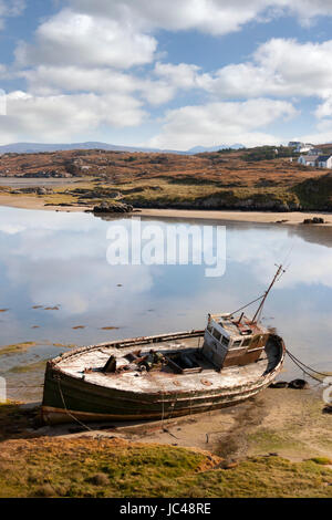 altes Fischerboot, gestrandet auf einer Küste Strand im County Donegal, Irland Stockfoto