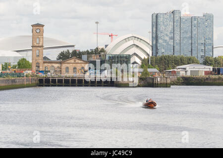 Das Pumpenhaus mit Clydeside Whisky Distillery im Bau auf dem Fluss Clyde, Glasgow, Schottland, Großbritannien Stockfoto