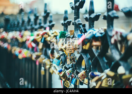 Liebesschlösser auf ein Metall-Zaun in der Nähe von Karlsbrücke in Prag Stockfoto