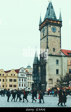 Menschen Spaziergang am Altstädter Ring, altes Rathaus und Turm im Hintergrund. Der Turm ist berühmt für seine astronomische Uhr Stockfoto