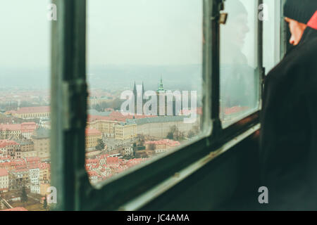 Mann, Blick auf Skyline von Prag aus der Betrachtung Plattform Fenster am Petrin Aussichtsturm. Stockfoto