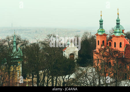 Luftaufnahme des Prager Skyline und St.-Lorenz-Kirche von der Aussichtsplattform an der Spitze der Petrin Aussichtsturm. Platz für Kopie. Stockfoto