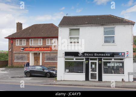 Kneipe Wirtshaus in Coseley, West Midlands Derelict verlassen mit einem Friseure-Shop geschlossen Stockfoto