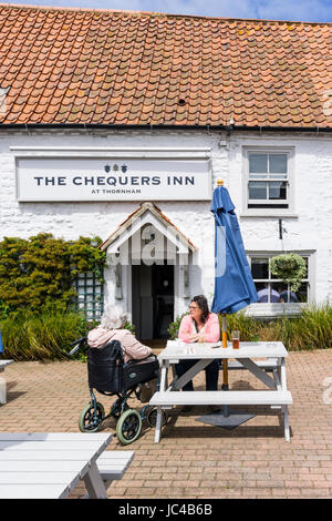 Das Chequers Inn Public House in Dornweiler an der Nordküste von Norfolk.  -MODELL VERÖFFENTLICHT. Stockfoto