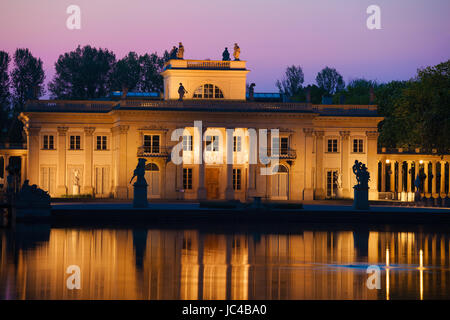 Palast auf der Insel in der Dämmerung im Royal Lazienki Park in Warschau, Polen, neoklassische Architektur, Wahrzeichen der Stadt Stockfoto