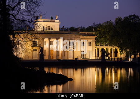 Palast auf der Insel in der Nacht im Royal Lazienki Park in Warschau, Polen, neoklassische Architektur, Wahrzeichen der Stadt Stockfoto