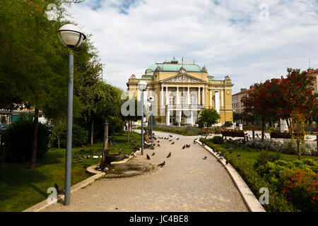 Kasalisni Park und Theatergebäude mit Säulen in Rijeka, Kroatien Stockfoto