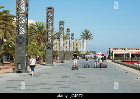 Barcelona, Spanien - 30. September 2016: Gruppe von Touristen auf Segways Reiten auf einem Fußgängerweg am Port Olimpic in Barcelona, Spanien. Stockfoto
