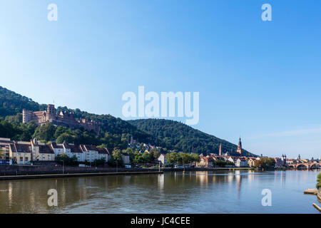 Der Fluss Necke mit Blick auf die Altstadt und das Heidelberger Schloss, Heidelberg, Baden-Württemberg, Deutschland Stockfoto