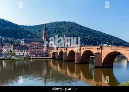 Der Fluss Necke, die Altstadt und die alte Brücke, Heidelberg, Baden-Württemberg, Deutschland Stockfoto