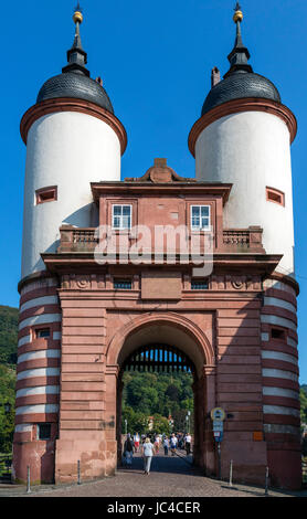 Tor der alten Brücke über den Fluss Necke, Altstadt, Heidelberg, Deutschland Stockfoto