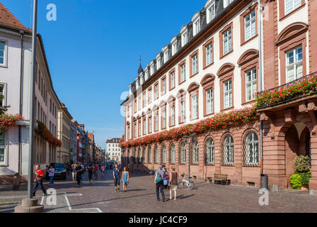 Blick auf Hauptstrasse (Main Street) vom Kornmarkt mit der Seite des Rathauses (Rathaus) auf der rechten, Altstadt, Heidelberg, Deutschland Stockfoto