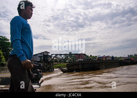 Fähre nach Mann und Boot überqueren Selween Bilu Insel, Myanmar. Stockfoto