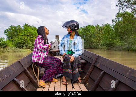 Bilu Insel, Mawlamyine, Myanmar. Fähre und Passagiere. Stockfoto