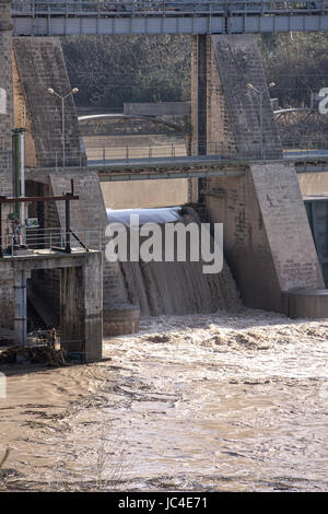 Wasserkraftwerk in Mengibar Freisetzung von Wasser nach starken Regenfällen des Winters, in der Provinz Jaen, Spanien Stockfoto