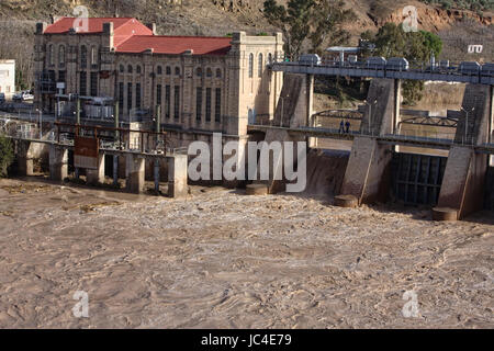 Wasserkraftwerk in Mengibar Freisetzung von Wasser nach starken Regenfällen des Winters, in der Provinz Jaen, Spanien Stockfoto