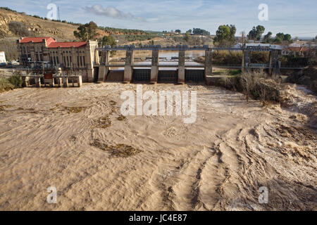 Wasserkraftwerk in Mengibar Freisetzung von Wasser nach starken Regenfällen des Winters, in der Provinz Jaen, Spanien Stockfoto