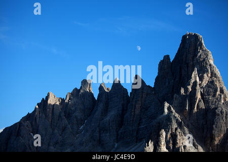 Mond über Tre Cime di Lavaredo, Dolomiten, Italien. Stockfoto