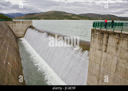 Colomera Reservoir Freisetzung von Wasser nach heftigen Regenfällen Winter, befindet sich auf dem Fluss Colomera und Juntas, in der Nähe der Stadt Colomera in der Provinz Stockfoto