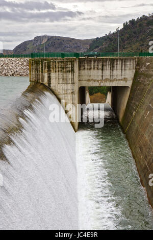 Colomera Reservoir Freisetzung von Wasser nach heftigen Regenfällen Winter, befindet sich auf dem Fluss Colomera und Juntas, in der Nähe der Stadt Colomera in der Provinz Stockfoto