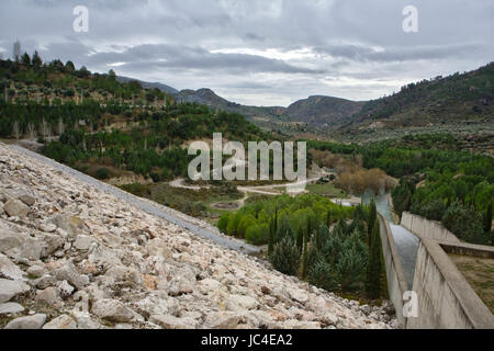 Colomera Reservoir Freisetzung von Wasser nach heftigen Regenfällen Winter, befindet sich auf dem Fluss Colomera und Juntas, in der Nähe der Stadt Colomera in der Provinz Stockfoto