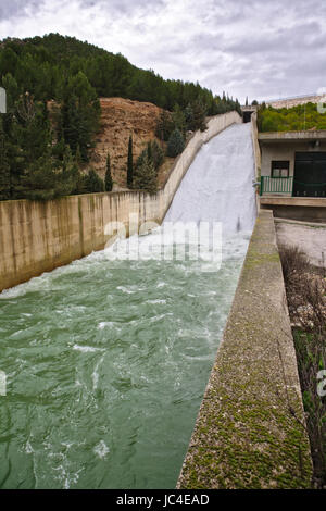 Colomera Reservoir Freisetzung von Wasser nach heftigen Regenfällen Winter, befindet sich auf dem Fluss Colomera und Juntas, in der Nähe der Stadt Colomera in der Provinz Stockfoto