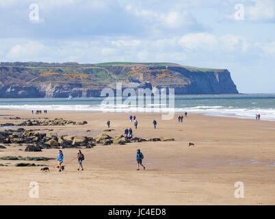 Blick Richtung Kettleness Nab aus Whitby / Whitbys Strand. Whitby, North Yorkshire Küste in der Nähe von Whitby, England. UK Stockfoto