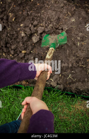 Nahaufnahme Foto Frauen Hände graben Boden mit Schaufel Stockfoto