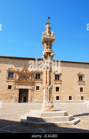 Gotischen Pranger und Avellaneda Palast. Plaza Mayor, Peñaranda de Duero, Burgos Provinz, Kastilien-Leon, Spanien. Stockfoto