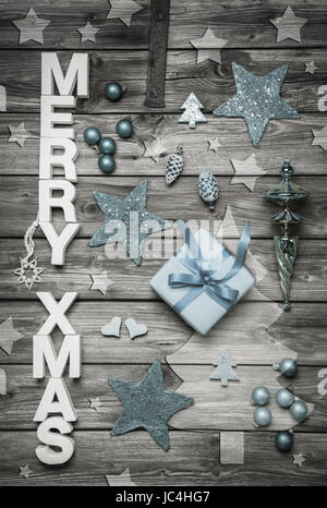 Frohe Weihnachten: Weihnachtsdekoration im shabby chic Stil in hellblauer Farbe mit grau und weiß auf hölzernen Hintergrund. Stockfoto