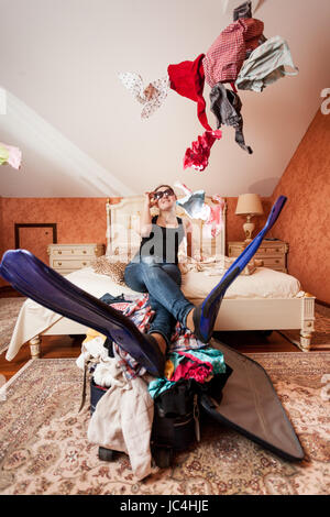 Schöne Frau, die immer bereit für Urlaub am Meer Stockfoto