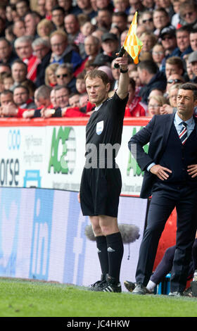 Assistenzschiedsrichter Stuart Stevenson beim Ladbrokes-Spiel der schottischen Premiership im Pittodrie Stadium, Aberdeen. Stockfoto