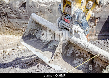 Des Baggers Werkzeug, Eimer, Klinge auf dem Boden, großaufnahme schießen Stockfoto