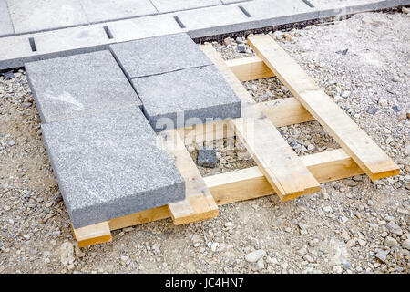 Über Ansicht auf Holzpalette mit Steinplatten auf der Baustelle einsatzbereit. Stockfoto