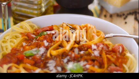 Extreme Nahaufnahme der italienischen Pasta (Spaghetti, Linguini) mit Tomatensauce und Basilikum Stockfoto