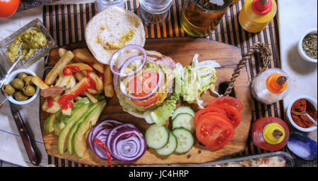 Top-down-Sicht auf einen leckeren Cheeseburger mit Speck und guacamole Stockfoto