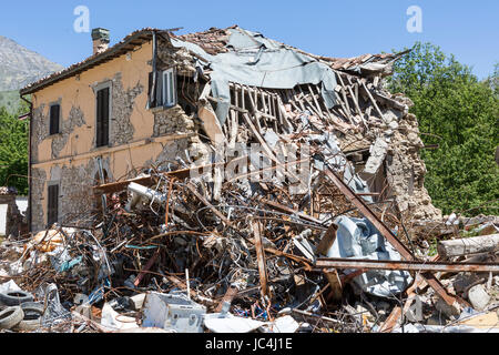 Schäden Sie an Häusern in der abgelegenen Gegend um die italienische Stadt Amatrice im August 2016 noch stark in Mitleidenschaft über 9 Monate später von einem Erdbeben erschüttert Stockfoto