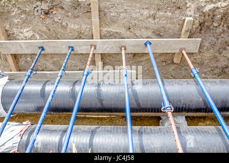 Trench Wände sind mit stützen, um zu verhindern, Ablösung des Bodens verstärkt. Stockfoto