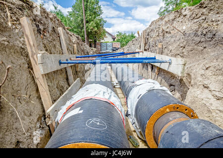 Trench Wände sind mit stützen, um zu verhindern, Ablösung des Bodens verstärkt. Stockfoto