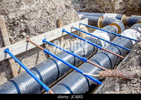 Trench Wände sind mit stützen, um zu verhindern, Ablösung des Bodens verstärkt. Stockfoto