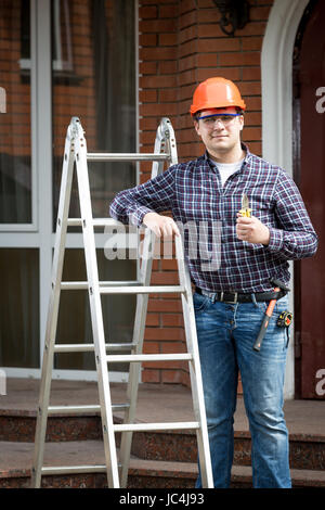 Porträt der glückliche Arbeiter auf der Baustelle, die Daumen hochhalten Stockfoto