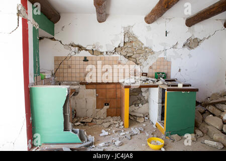 Schäden Sie an Häusern in der abgelegenen Gegend um die italienische Stadt Amatrice im August 2016 noch stark in Mitleidenschaft über 9 Monate später von einem Erdbeben erschüttert Stockfoto