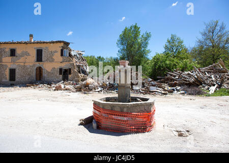 Schäden Sie an Häusern in der abgelegenen Gegend um die italienische Stadt Amatrice im August 2016 noch stark in Mitleidenschaft über 9 Monate später von einem Erdbeben erschüttert Stockfoto