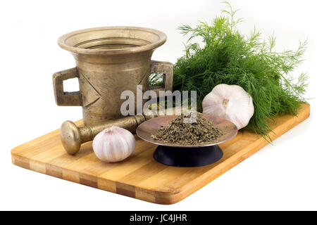 Still Life Gewürze, Sellerie, Ringelblume Staminas in Kupfer Vase auf einem Holzbrett auf einem Hintergrund von einem stern Stupa zum Mahlen von Gewürzen, Bund dill Stockfoto