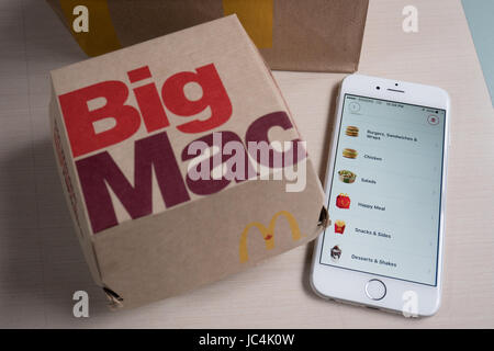 Verwendung von Mcdonalds app Essen bestellen Stockfoto